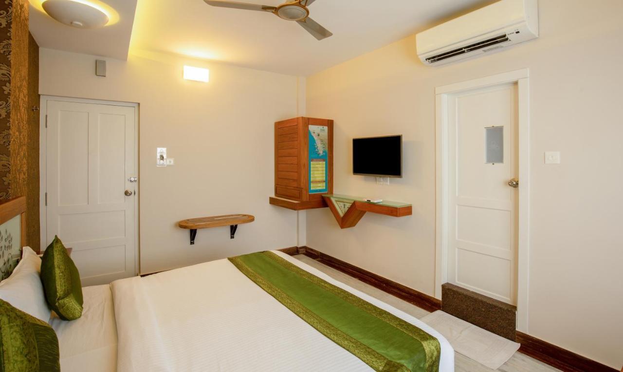 Treebo The Qasr Hotel Kochi Exterior photo