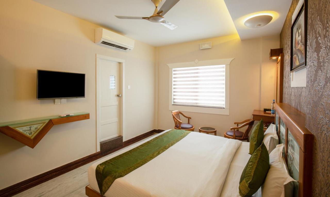 Treebo The Qasr Hotel Kochi Exterior photo