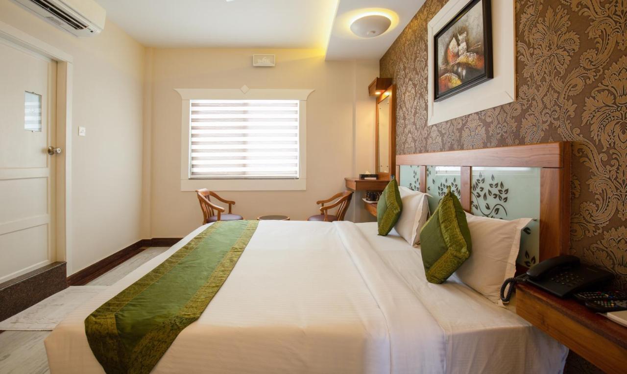 Treebo The Qasr Hotel Kochi Exterior photo