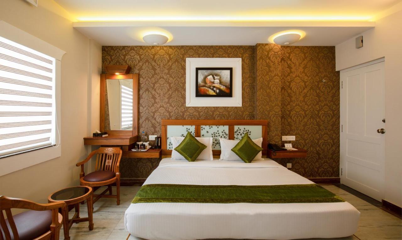 Treebo The Qasr Hotel Kochi Exterior photo