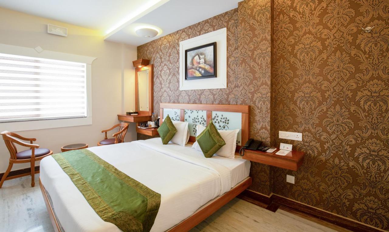 Treebo The Qasr Hotel Kochi Exterior photo