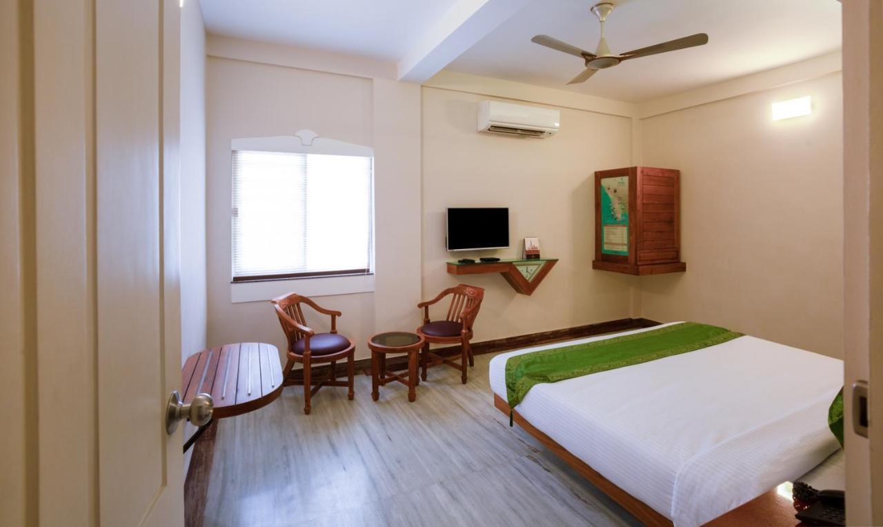Treebo The Qasr Hotel Kochi Exterior photo